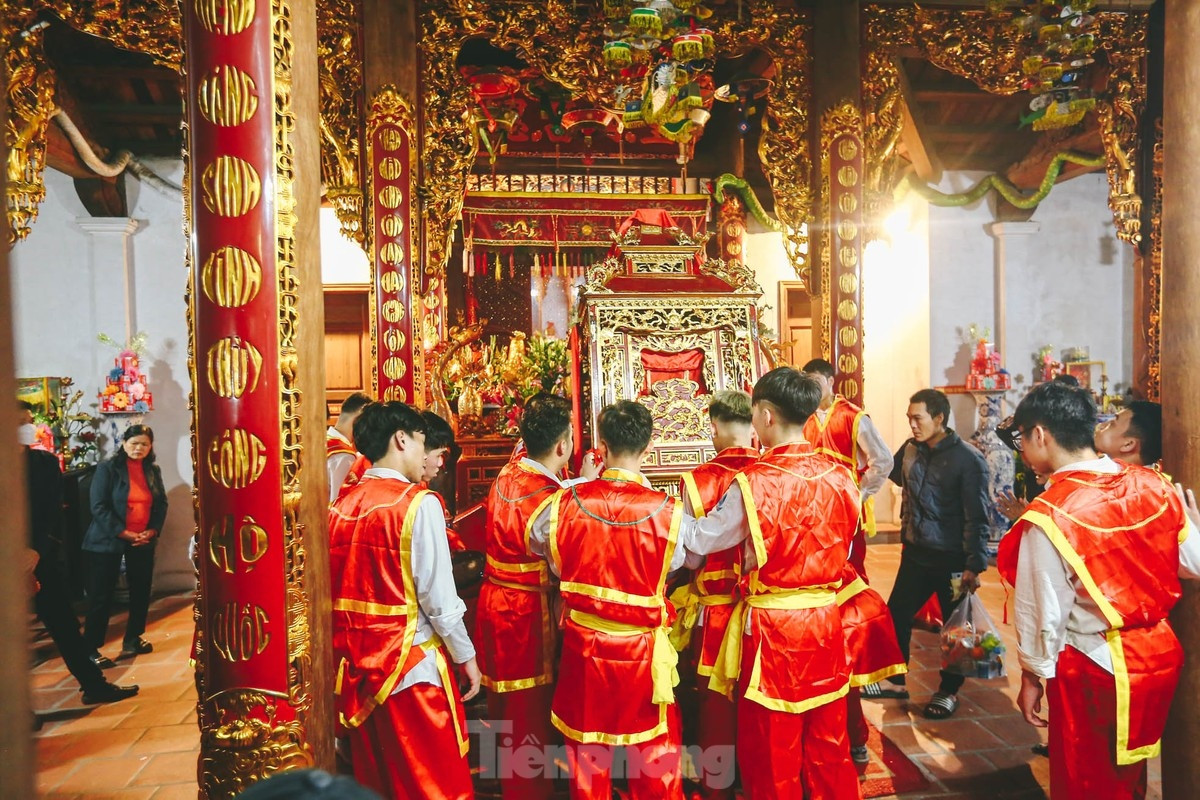 thousands line hanoi streets for palanquin procession picture 12