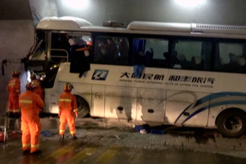 Xe chở khách đâm vào đường hầm ở bắc Trung Quốc, 14 người thiệt mạng