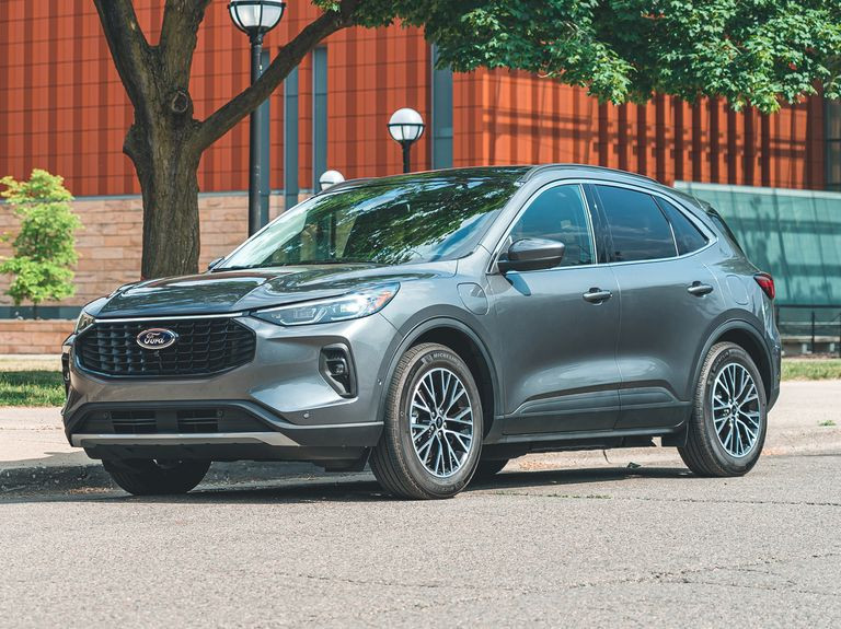https://static-images.vnncdn.net/files/publish/2024/3/21/2023-ford-escape-phev-110-64bfd22e1daec-340.jpg?width=0&s=LJmjM76ZwPKFffcjs5U72A