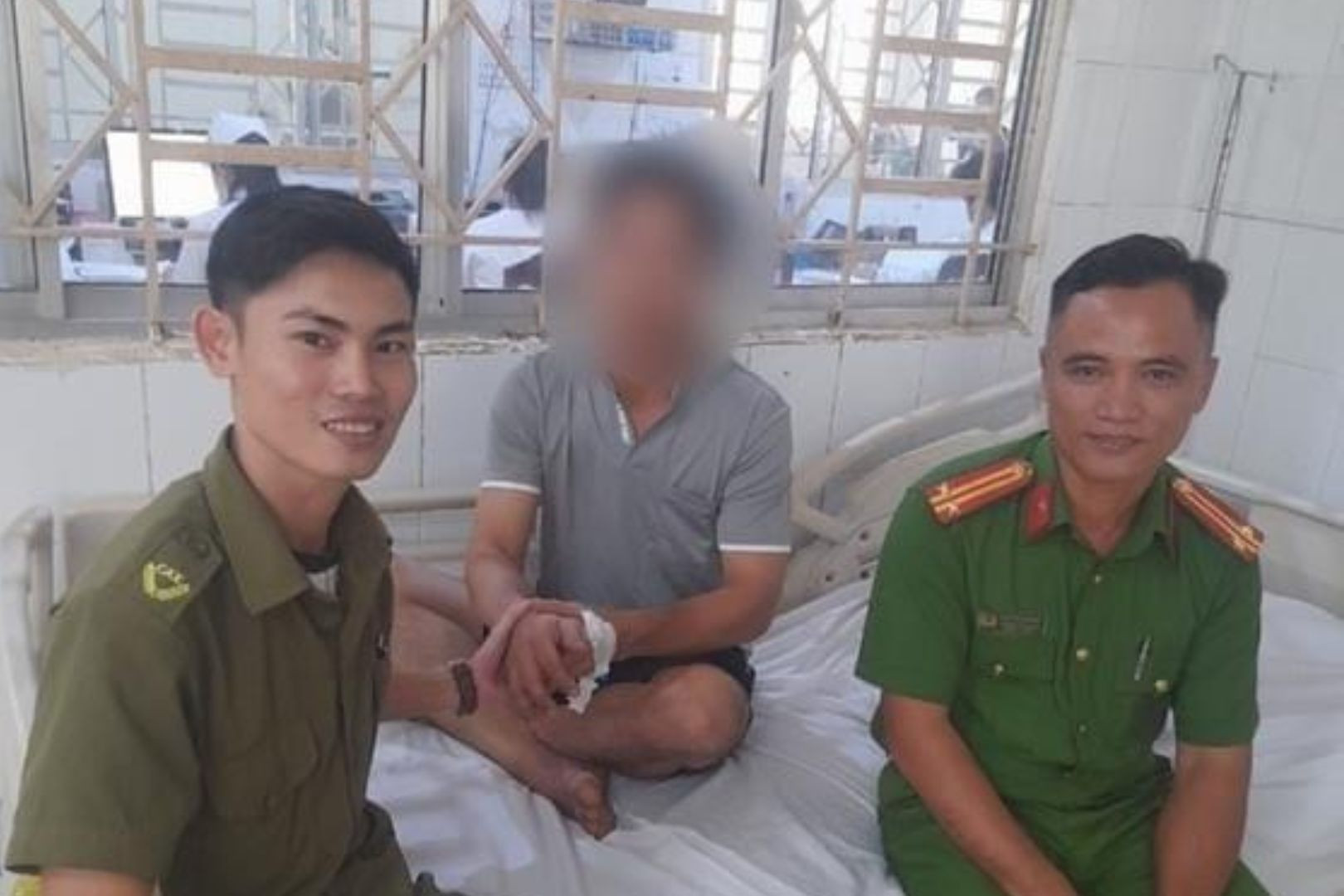 Cứu người đàn ông khoá trái cửa, uống thuốc tự tử ở Đồng Nai