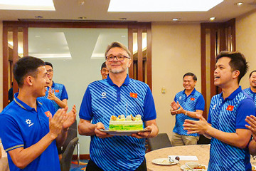 HLV Troussier xúc động nhận bánh sinh nhật trước trận gặp Indonesia
