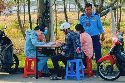 'Khát' lao động, doanh nghiệp kê bàn ra đường để tuyển người