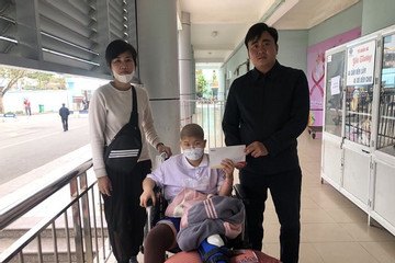 Trao hơn 35 triệu đồng đến em Chu Thúy Quỳnh ở Hưng Yên