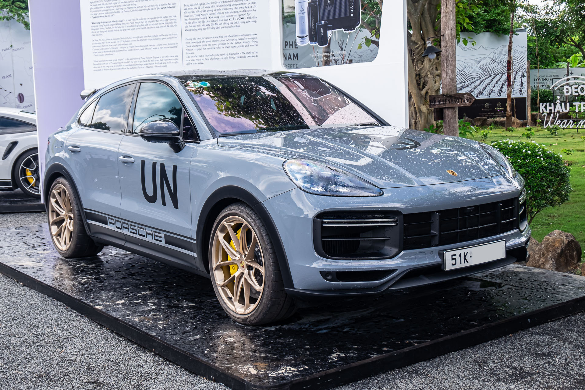 'Vua cà phê' Đặng Lê Nguyên Vũ vẫn mê siêu SUV Porsche Cayenne hơn 12 tỷ