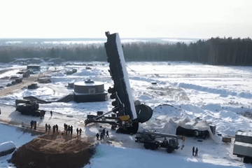 Cận cảnh quy trình nạp tên lửa đạn đạo xuyên lục địa cao hàng chục mét của Nga