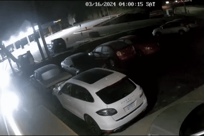 Cô gái 19 tuổi lái Porsche Taycan mất kiểm soát, lộn nhào như làm xiếc