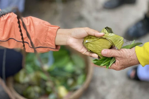 Độc đáo những phiên chợ chỉ dùng lá cây thay tiền ở Việt Nam