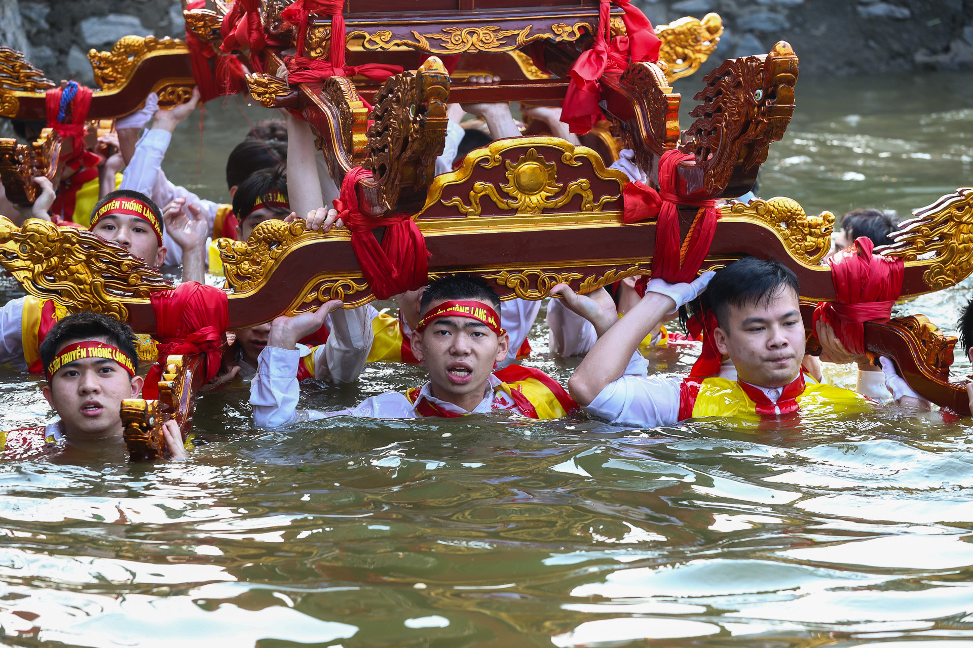 Hình ảnh lạ lẫm ở lễ rước kiệu Thánh phải lội xuống ao