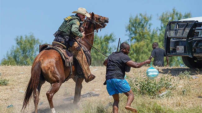 Mỹ: Lính biên phòng cưỡi ngựa xua dân di cư, trục xuất người nhập cư lậu