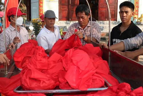 Người dân làng chài làm điều đặc biệt ở nghĩa địa cá Ông lớn nhất Việt Nam