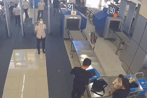 Nữ nhân viên 'nhanh như cắt' túm giữ em bé ngã khỏi bàn ở sân bay Nội Bài