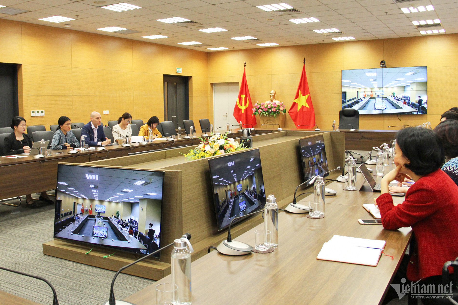 w thu truong dung meta 8 1 1001.jpg