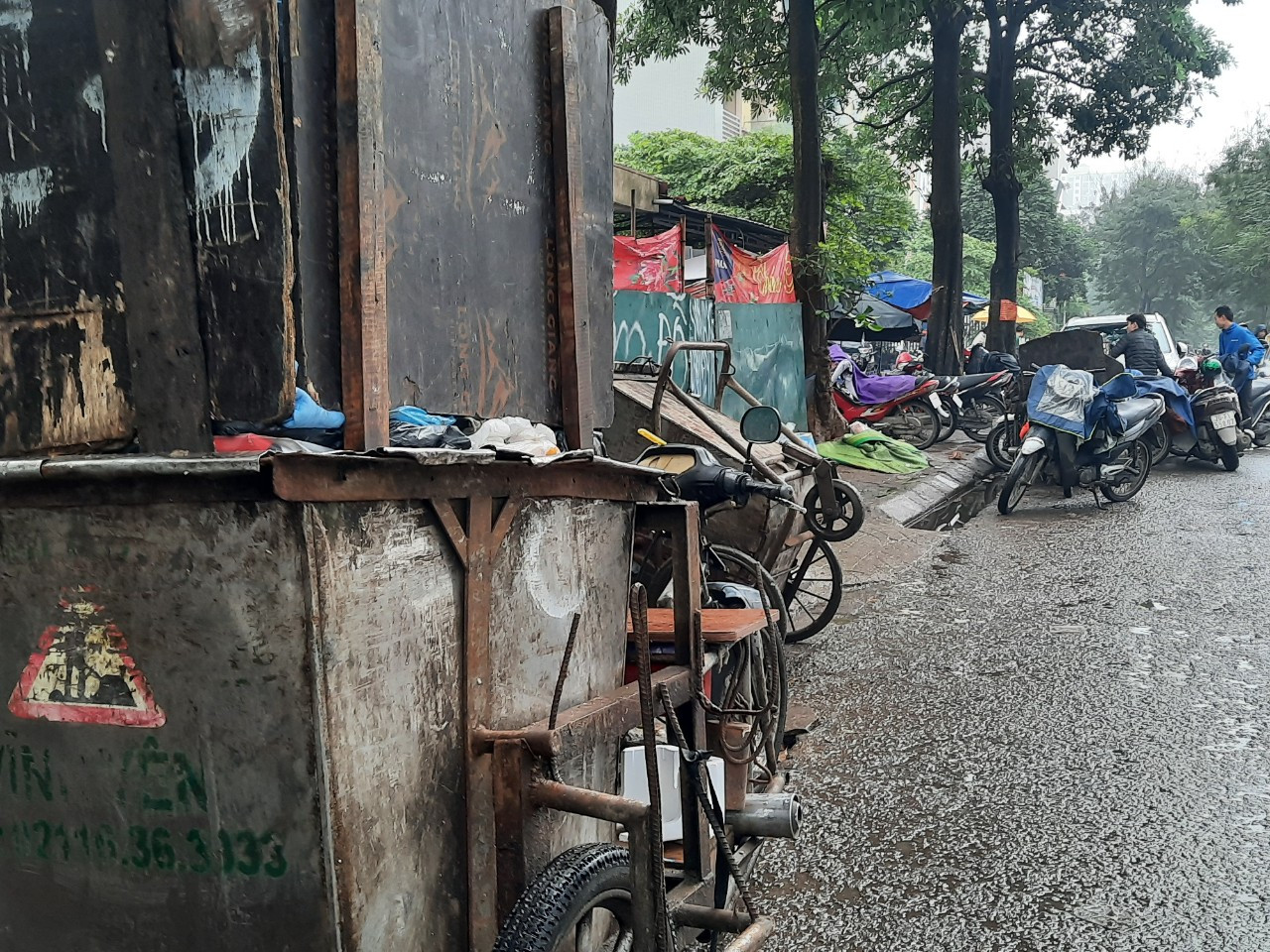 2 an uong ben bai rac.jpg