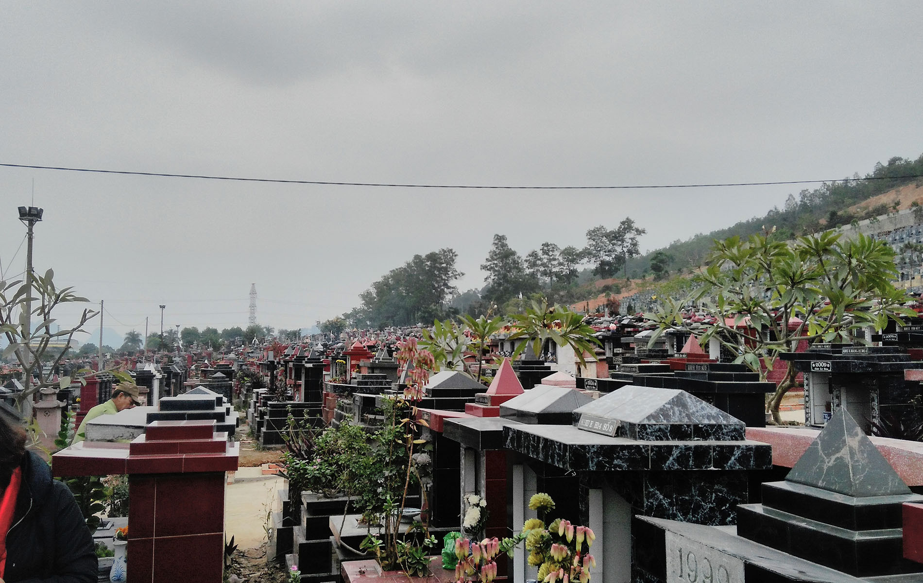 22 nghia trang phi liet.jpg