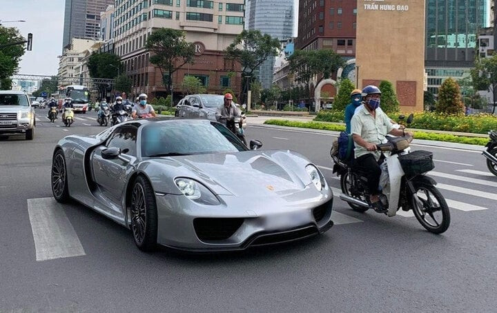 Mẫu siêu xe Porsche 918 Spyder lăn bánh tại TP.HCM. (Ảnh: Vietnamnet)