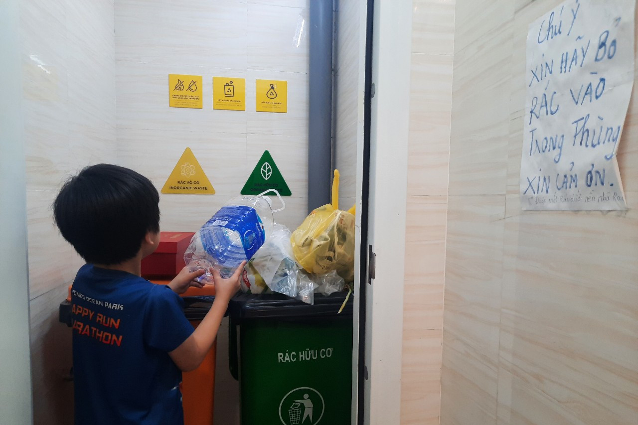 Dạy con cách đổ rác: “Việc tuy nhỏ ý nghĩa lớn”