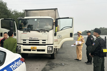 Dừng ô tô trên cao tốc Hà Nội - Hải Phòng để đánh bạc, 4 tài xế bị bắt giữ