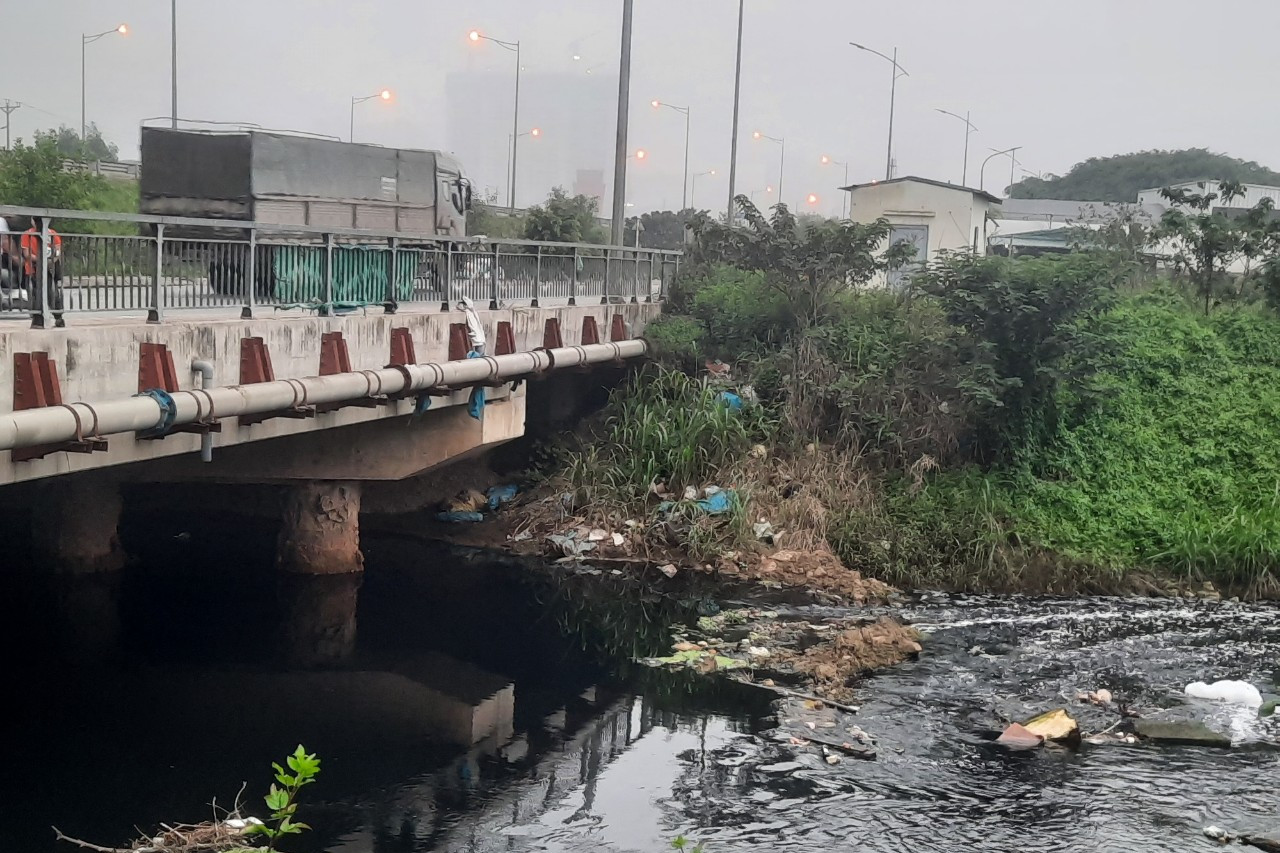 Hà Nội: Sông Cầu Bây ô nhiễm bao giờ sẽ… “được cứu”?
