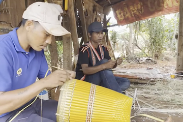 Hỗ trợ người Rơ Ngao ở làng Đăk Tiêng Ktu phát triển nghề truyền thống