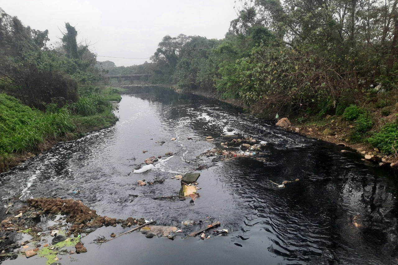 Hồi sinh các dòng sông chết của Hà Nội: Bất khả thi nếu…