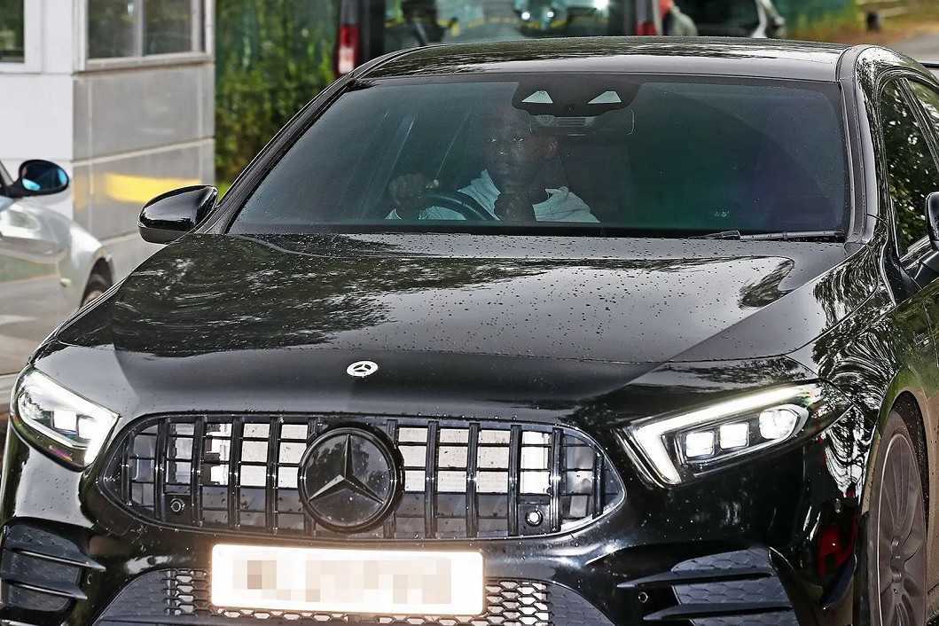 Kobbie Mainoo gây bất ngờ khi không đậu xe chung với các sao MU