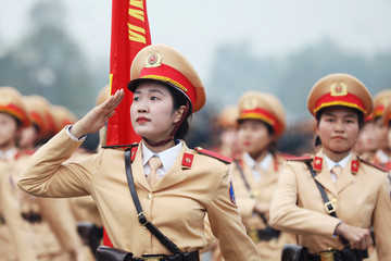 Ngắm các 'bông hồng thép' tập luyện diễu binh kỷ niệm Chiến thắng Điện Biên Phủ