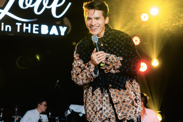 Quốc Thiên được fan nữ tỏ tình ngay trên sân khấu đặc biệt giữa vịnh Hạ Long