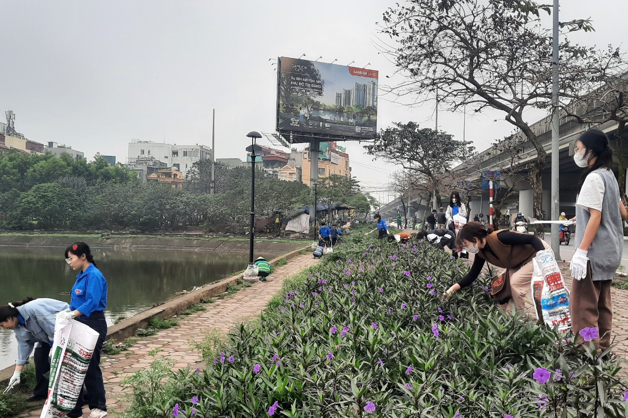 Vẻ đẹp của đội tình nguyện “Người Việt Nam không vứt rác bừa bãi”