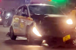 Xe taxi tông nhiều phương tiện chờ đèn đỏ ở Hà Nội, đôi nam nữ nguy kịch