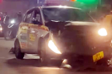 Xe taxi tông nhiều phương tiện chờ đèn đỏ ở Hà Nội, đôi nam nữ nguy kịch