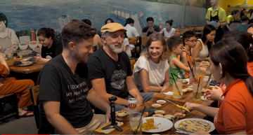 American chef loves ‘Vietnamese pizza’, organizes family food tour in HCM City