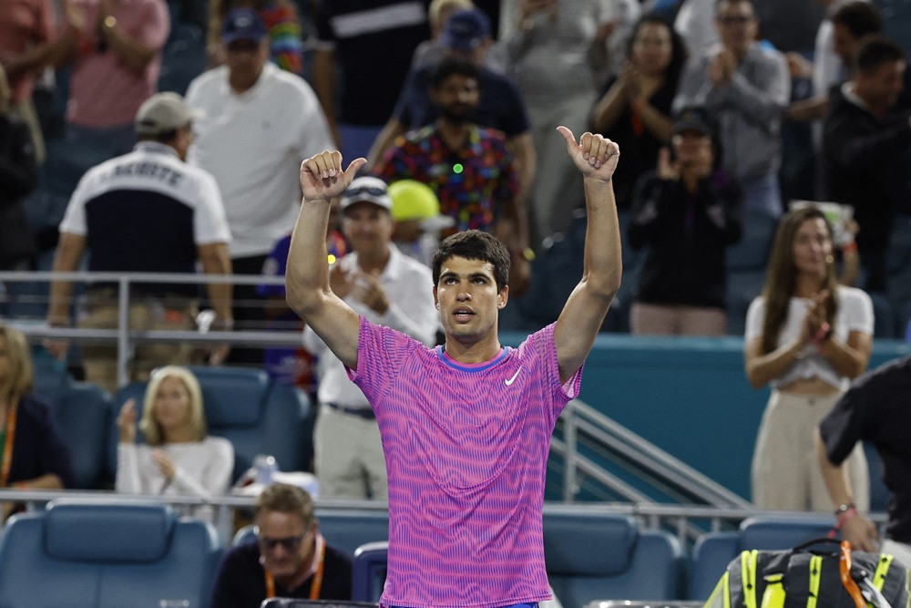 Carlos Alcaraz tốc hành vào vòng 3 Miami Open 2025