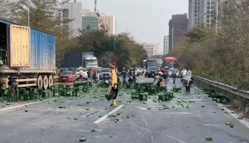 Bản tin sáng 24/3: Trăm thùng bia đổ ra đường, CSGT cùng người dân thu dọn giúp