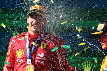 Ferrari hưởng lợi trong ngày xe Verstappen bị nổ phanh