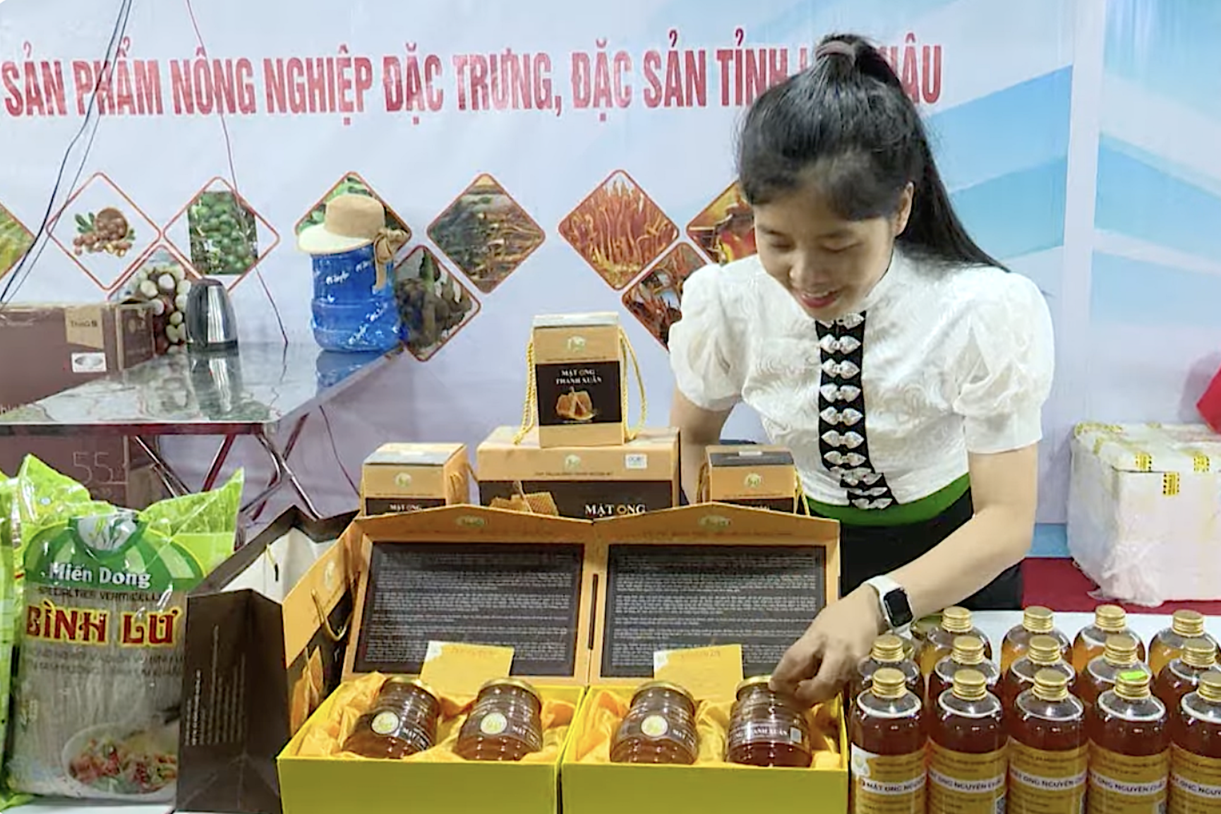 Hơn 2000 sản phẩm của các tỉnh miền núi phía Bắc được trưng bày tại phố đi bộ Trịnh Công Sơn