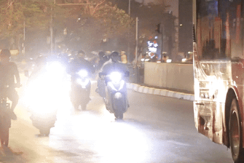 Khiếp sợ cảnh 'quái xế kẹp 3 bốc đầu xe, gầm rú' trên phố Hà Nội vào cuối tuần