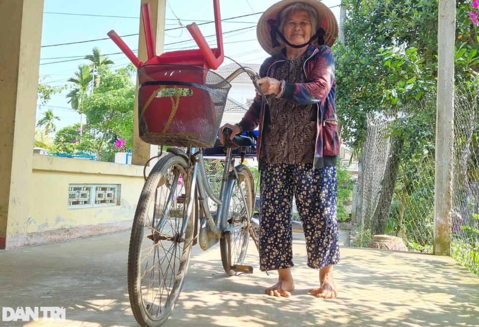 anh 1 cu ba co doi chan ky la.png