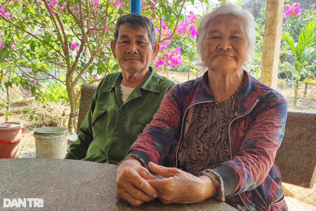 anh 3 cu ba co doi chan ky la.png