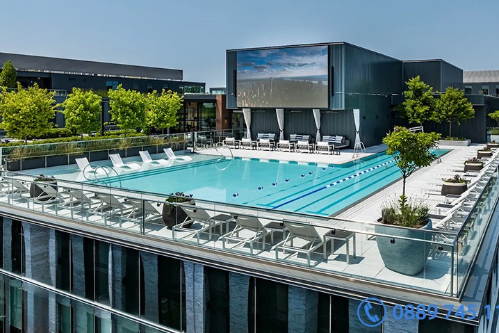 Bể bơi sân thượng đầy đủ chức năng phục vụ thư giãn spa tại nhà