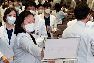 Các giáo sư của 19 trường y Hàn Quốc bắt đầu từ chức hàng loạt, giảm giờ làm