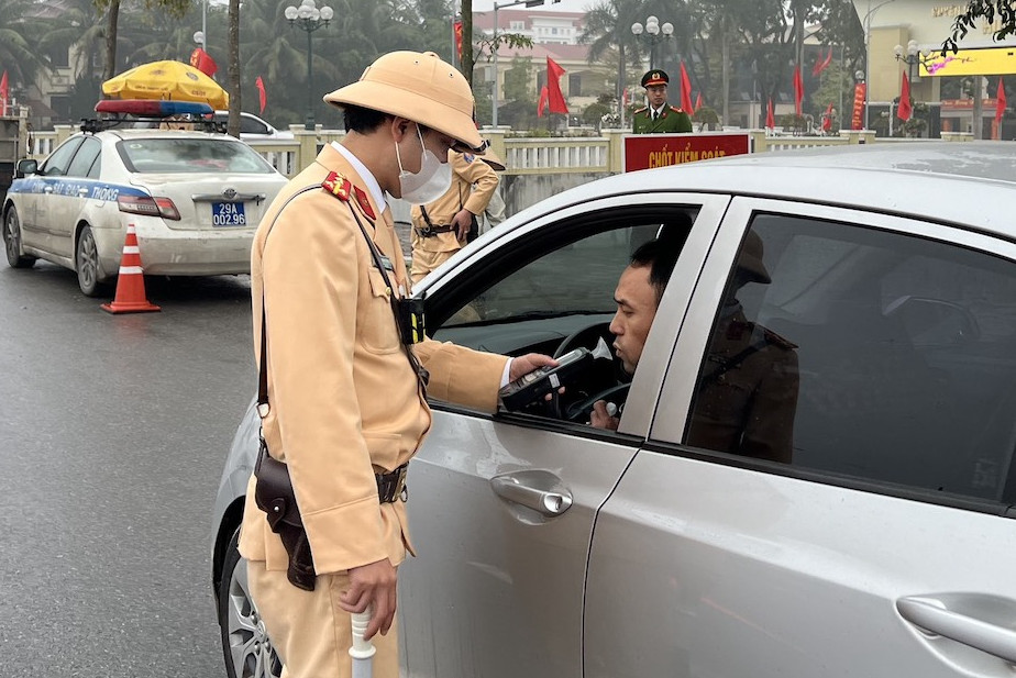 Đề nghị chọn phương án cấm tuyệt đối nồng độ cồn khi lái xe để trình Quốc hội