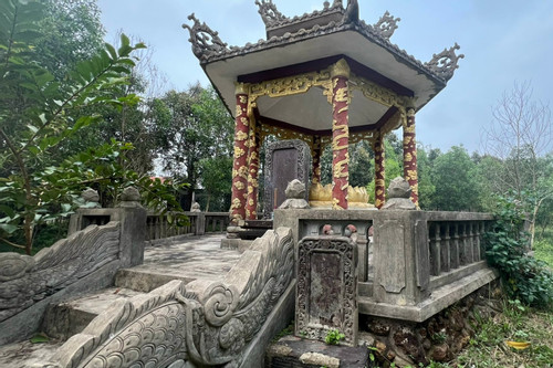 Ngôi mộ ven đường ở Huế hé lộ số phận vị hoạn quan nổi tiếng