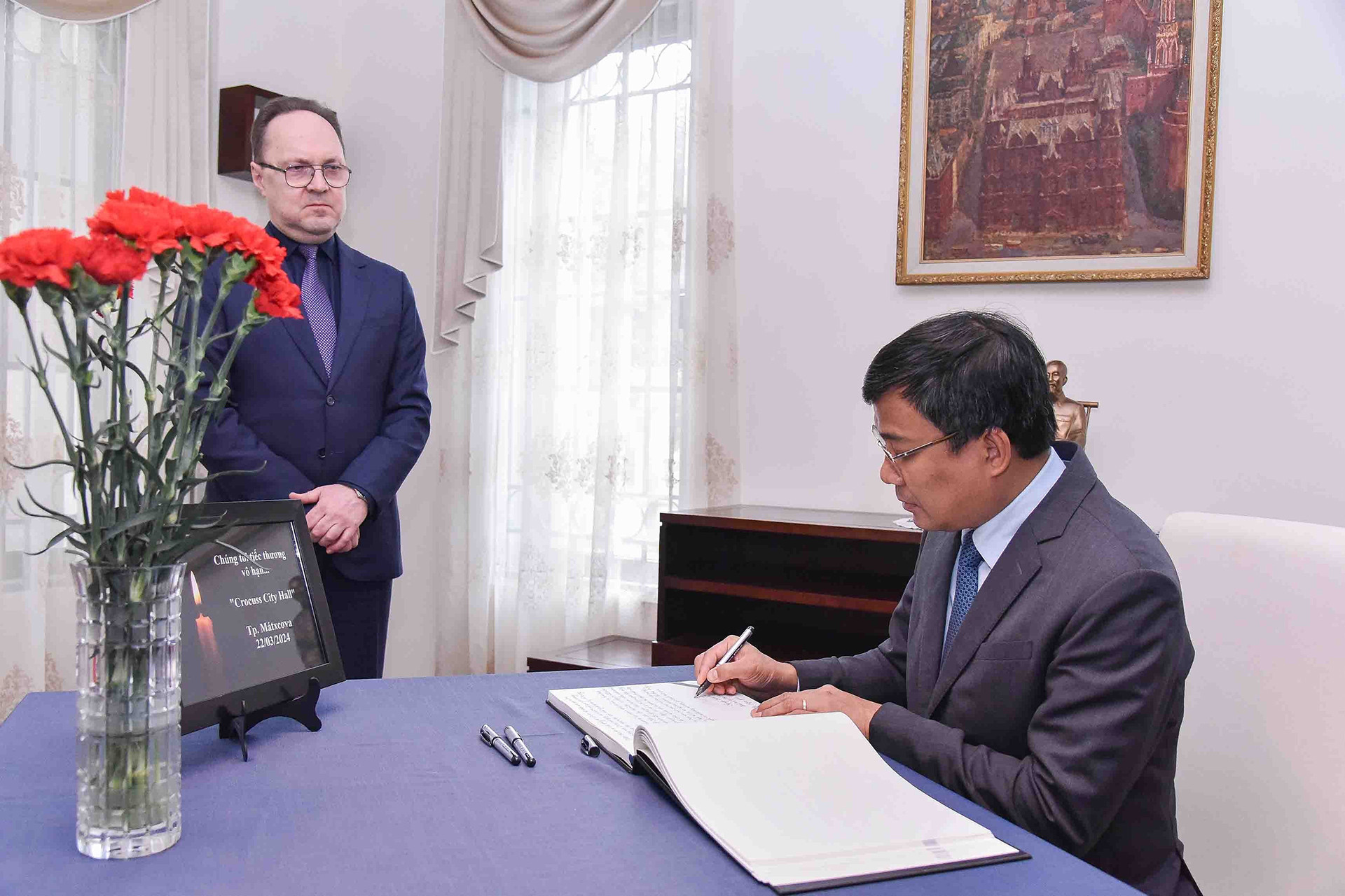 Nguyễn Minh Vũ ghi sổ tang.jpg