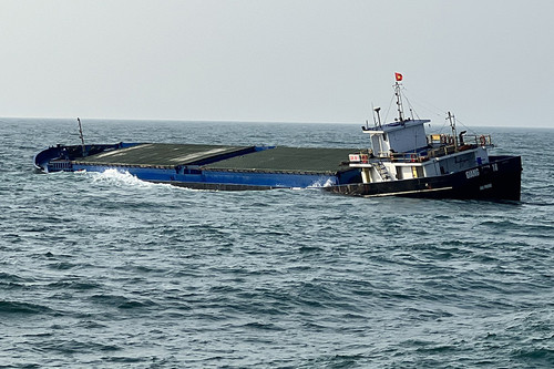 Tàu hàng đâm vào đá, 9 thuyền viên nguy cấp trên biển Cù Lao Chàm
