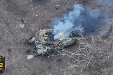 Video UAV Ukraine bắn nổ xe tăng T-90M và hàng loạt thiết giáp của Nga