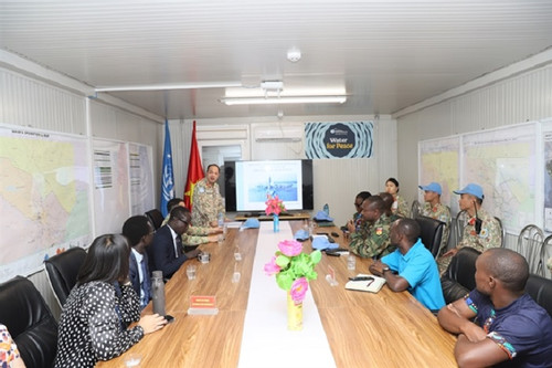 Vietnamese Army Engineers organise discussion on clean water in Abyei