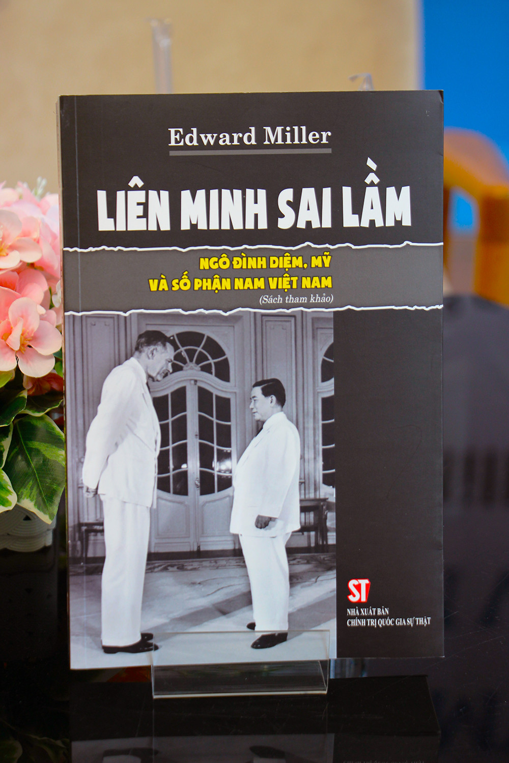 003 cuon sach lien minh sai lam ngo dinh diem my va so phan viet nam anh yen tho.jpg