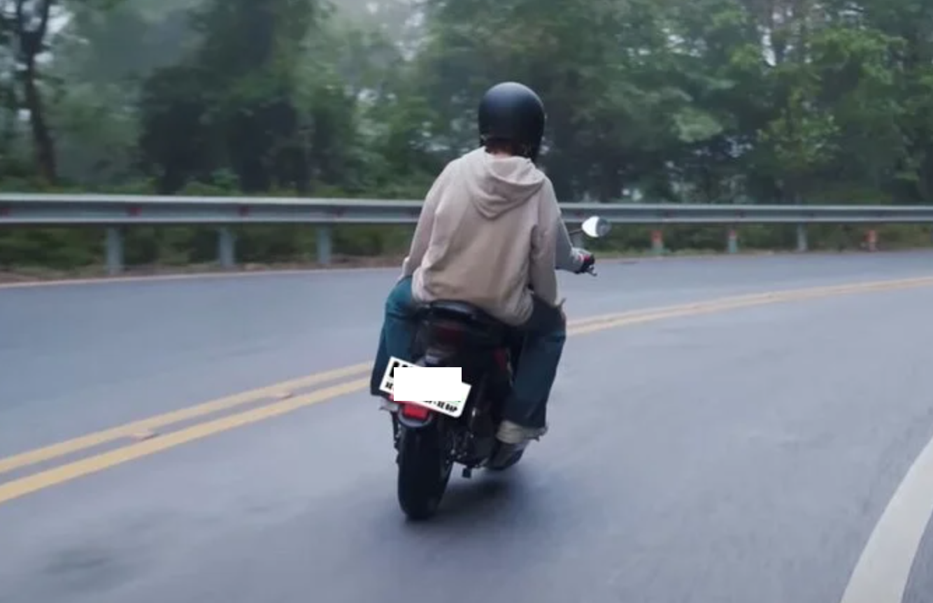 Nguy cơ tai nạn khi đi xe máy điện dừng ngang dốc