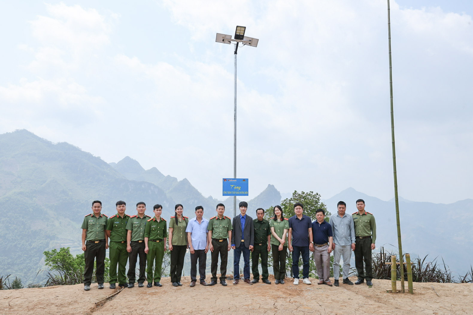 Báo VietNamNet khánh thành công trình Thắp sáng đường biên tại Cao Bằng