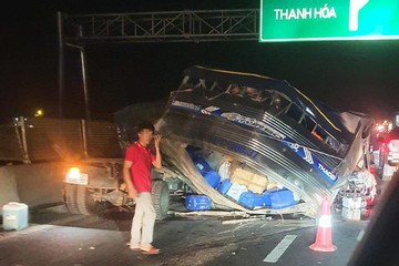 Xe tải nổ lốp bị ô tô phía sau húc biến dạng trên cao tốc Mai Sơn - Quốc lộ 45
